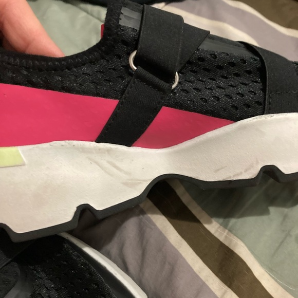 Woman’s size 10 Avia memory foam and  Velcro strap modern sneaker NEVER WORN - Picture 3 of 3